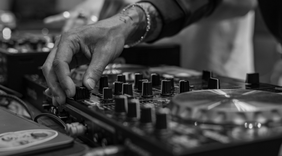 Comment devenir DJ de techno hard