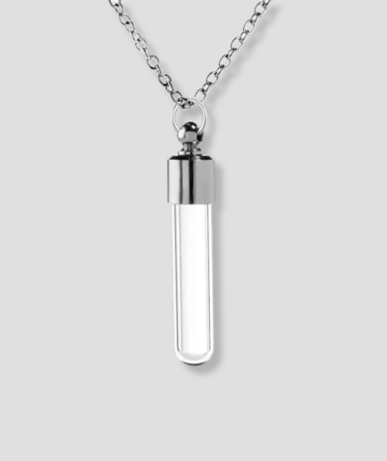 Collier avec pendentif et pochette de rangement.png