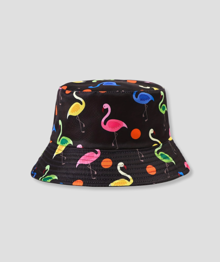 flamants-roses-colorés-sur-un-chapeau-de-pêcheur.png