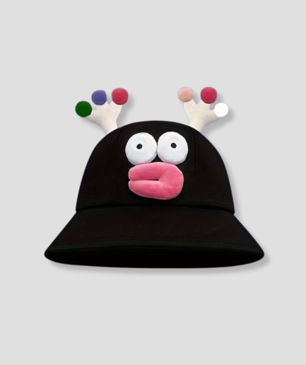 petit-visage-sur-chapeau-fête.png