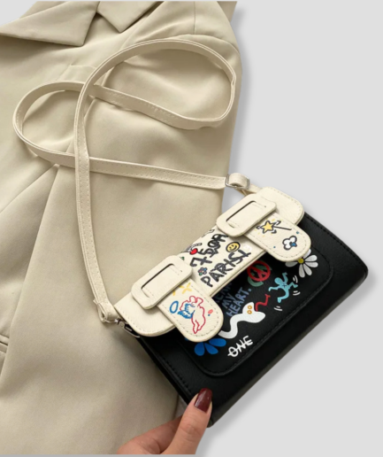 petit-sac-noir-et-blanc-pouch.png