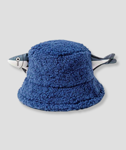 chapeau-en-peluche-avec-un-poisson-bleu.png