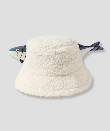 chapeau-en-peluche-avec-un-poisson-blanc.png