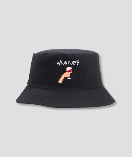 un-verre-de-vin-sur-un-bucket-hat.png