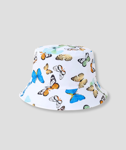 casquette-blanche-à-pompon-et-papillons.png