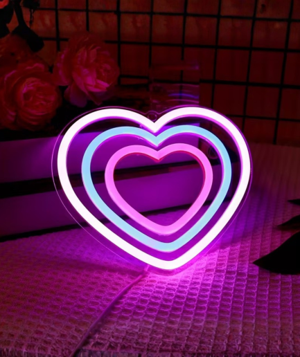 lampes néon en forme de cœur