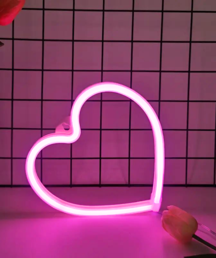 lampe néon rose en forme de cœur
