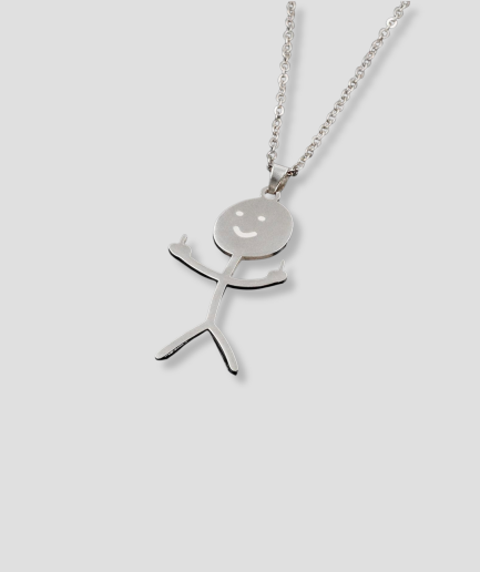 collier avec petite figurine rigolote