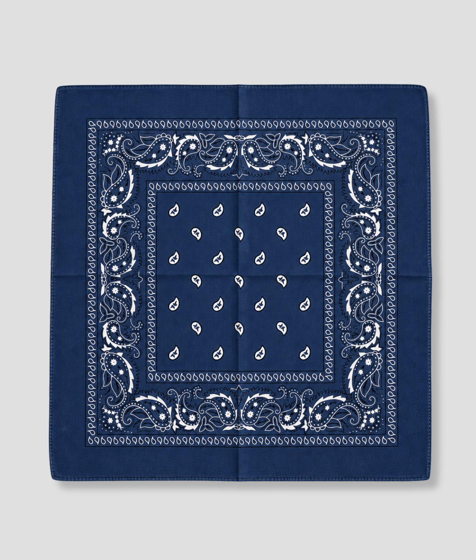 Donkerblauwe bandana met witte paisley print, plat gevouwen