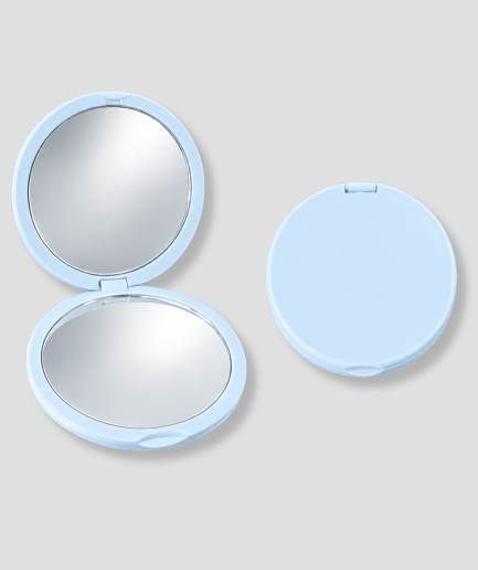 Miroir de maquillage compact bleu clair : vue ouvert et fermé sur fond gris clair