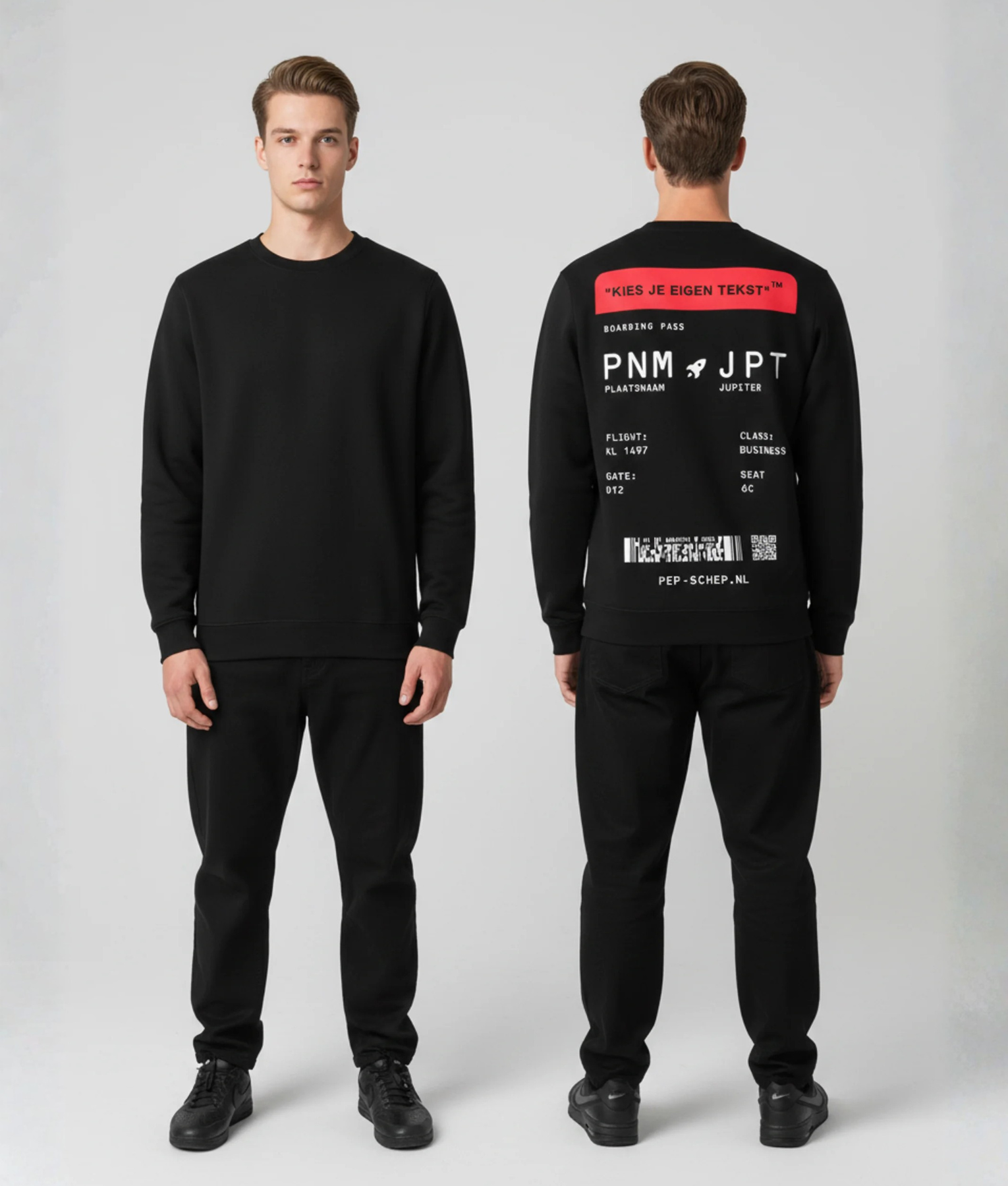 Model draagt hoodie met boarding pass opdruk