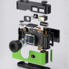 Binnenkant van de groene FestiSnap retro camera met sensor, lens en accu