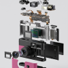 Binnenkant van de roze FestiSnap retro camera met sensor, lens en accu