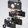 Binnenkant van de zwarte FestiSnap retro camera met sensor, lens en accu