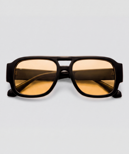 Kingsday finalboss, bril met zwart montuur en oranje glazen
