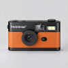Oranje FestiSnap retro camera van voren met lens, zoeker en flitser