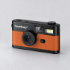 Oranje FestiSnap retro camera schuin van voren