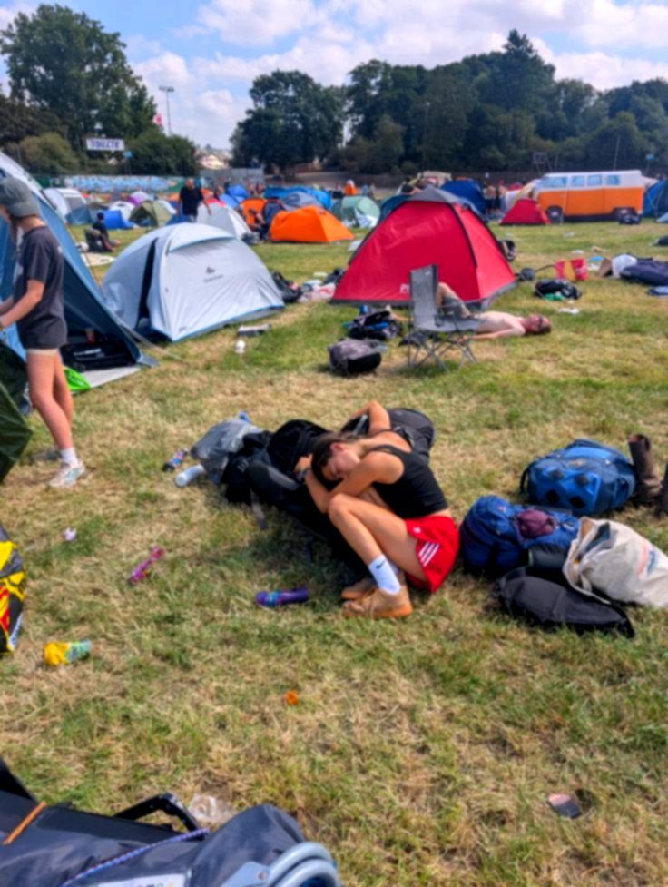 Camping de festival avec des tentes au soleil