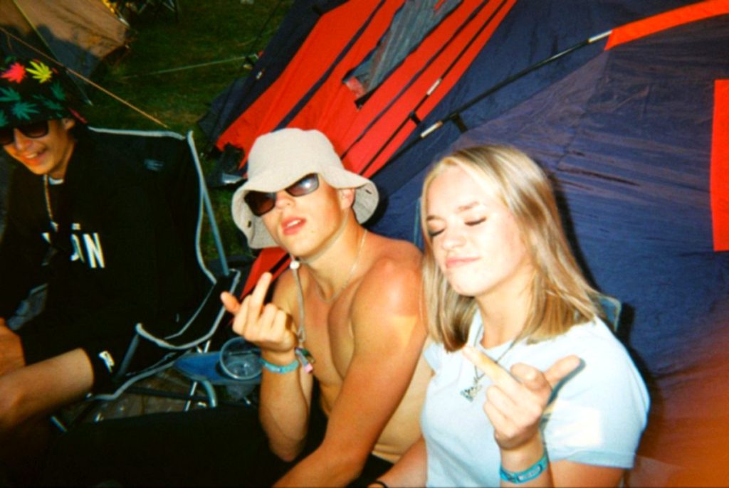 Deux amies portant des lunettes de soleil et une casquette au camping