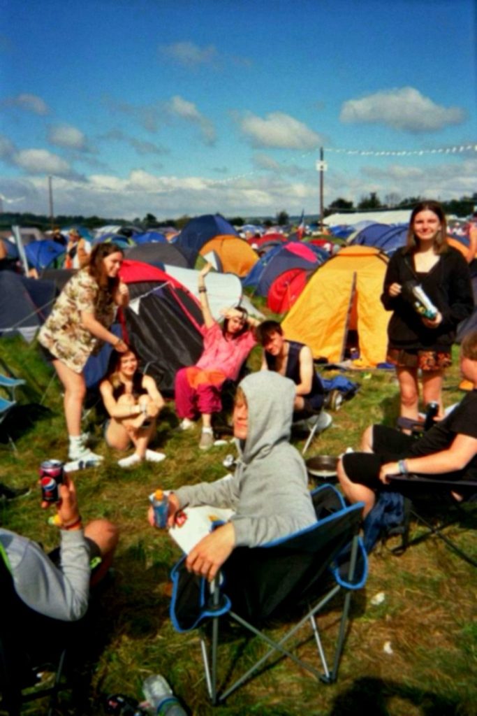Camping lors d'un festival, avec des tentes et des chaises de camping
