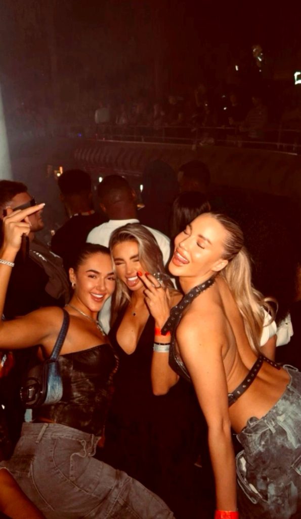 Trois amies dans l'obscurité lors d'un festival, photo prise au flash