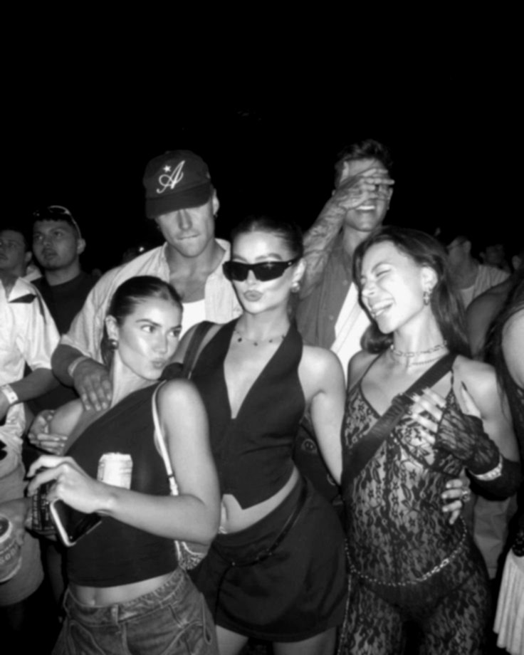 Des amis sur la piste de danse, photo en noir et blanc prise avec le FestiSnap Original